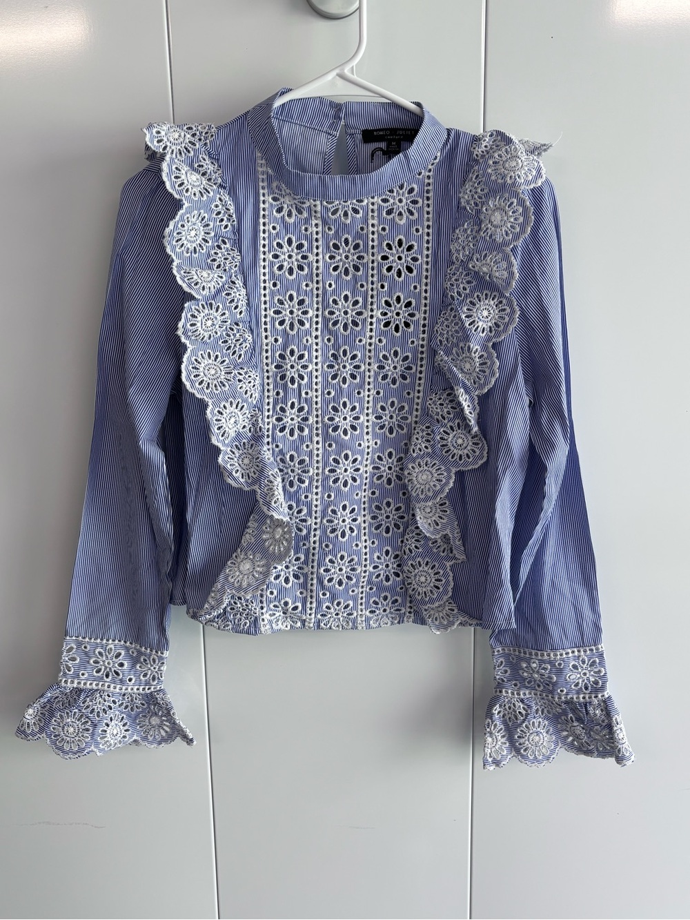 Romeo + Juliet Couture Blue White Striped Eyelet Ruffle Blouse Top M